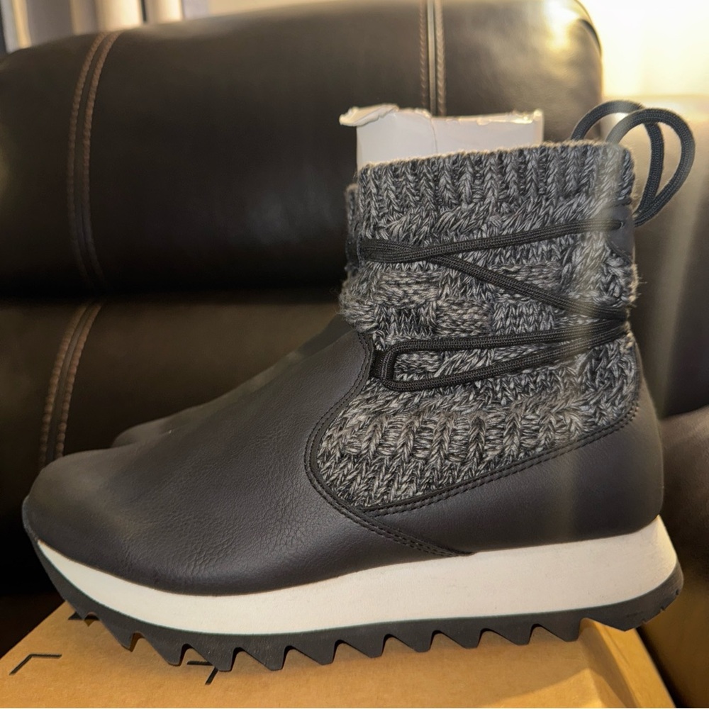 Merrell Women's Alpine Pull on Knit Snow Boot size 8  one lost the  shape